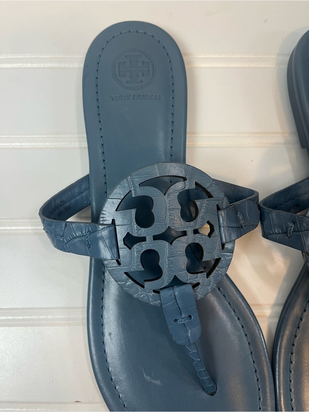 Tory Burch Miller Sandals Blue Croc Embossed Leather Logo Thong Size 8M - Picture 2 of 5